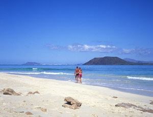Par som går vid stranden på Fuerteventura