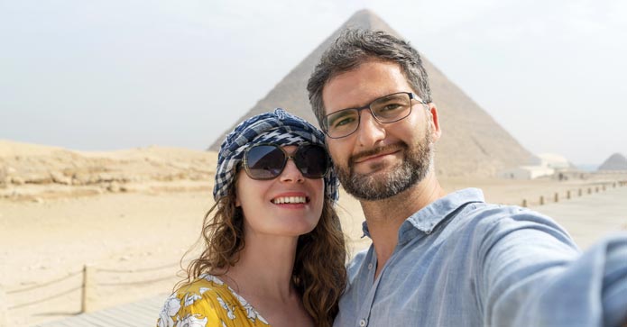 Par tar foto foran pyramiderna vid Giza