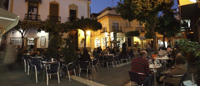Plads med trevliga caféer och restauranger i Estepona