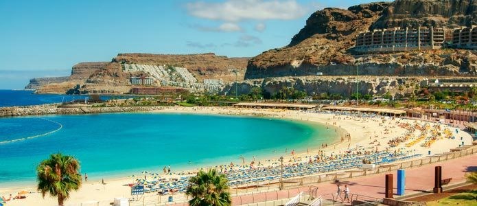 Playa de Amadores på Gran Canaria, som utriven ur ett vykort