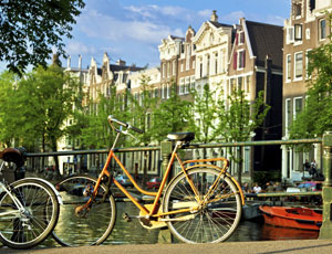 Mysig stämning med cyklar och kanal i Amsterdam
