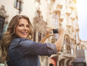 Turist tar bild av en av Gaudis byggnader i Barcelona