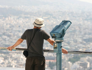 Turist njuter av solen och utsikten över Aten