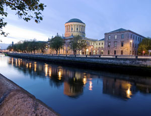 Våren och floden som löper genom Dublin