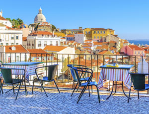 Trottoarkafé och utsikt i Lissabon