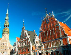 Sol och vackra gamla byggnader i Riga