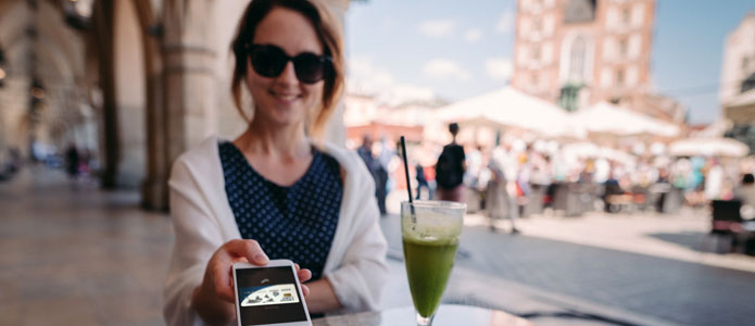Kvinna betalar notan på kafé i Krakow