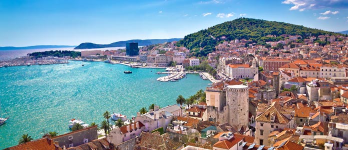 Sol, havsutsikt och den vackra staden Split