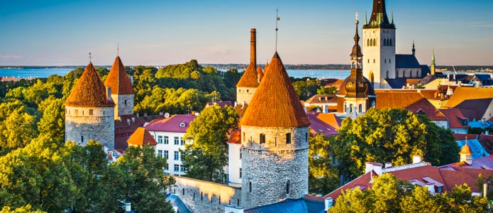 Sol, havsutsikt och Tallinns vackra gamla byggnader