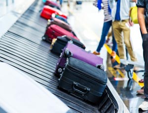 Väskor på bagageband
