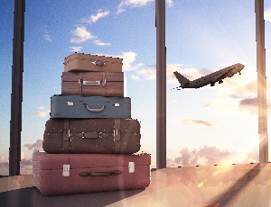 Staplade resväskor på flygplats