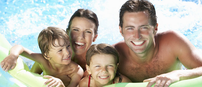 Lycklig familj i vattnet