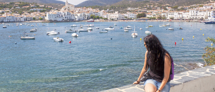 Kvinna tittar på hamnen i Cadaqués