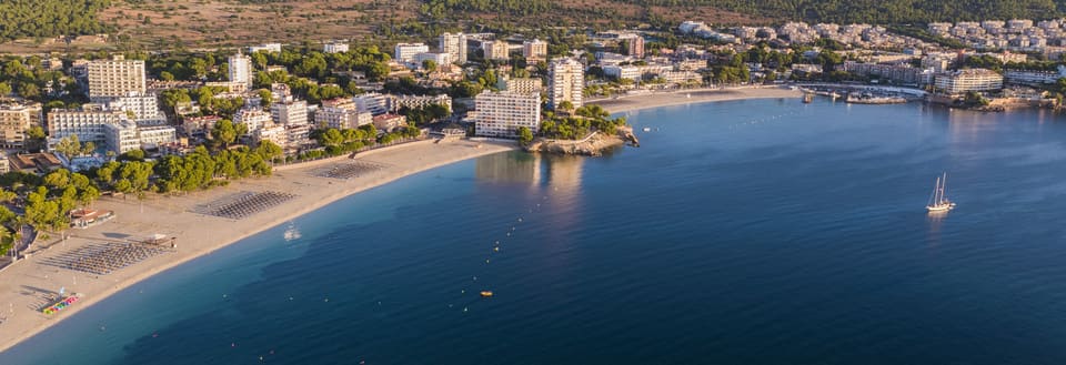 Flygvy över stränder, hotell och blå vik vid Palma Nova och Magaluf Flygvy över stränder, hotell och blå vik vid Palma Nova och Magaluf